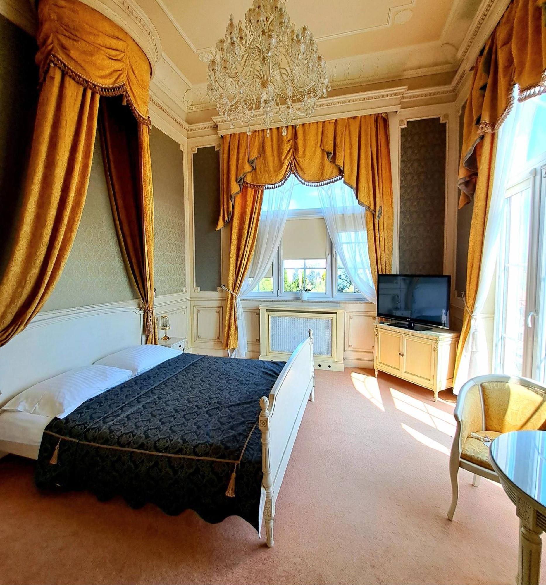 Hotel Senator Gran Via à Będziemyśl Extérieur photo