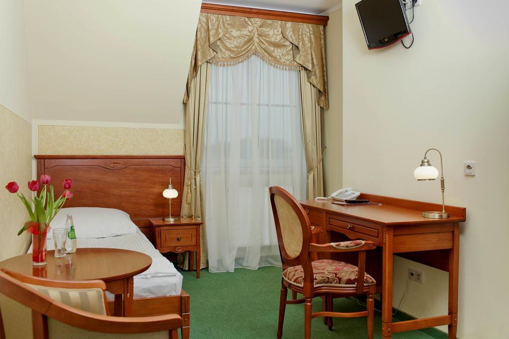 Hotel Senator Gran Via à Będziemyśl Extérieur photo